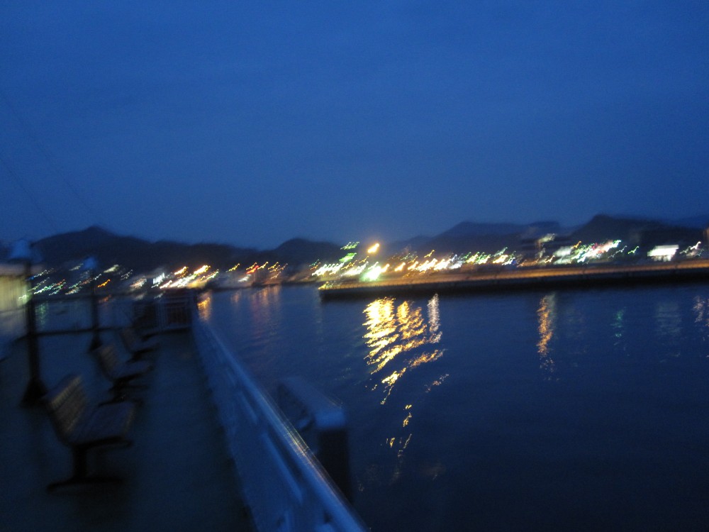 瀬戸内海に浮かぶフェリー